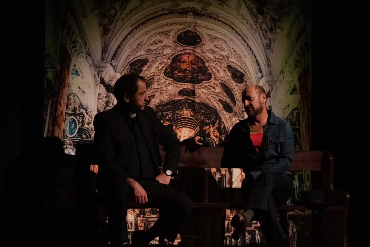 El Exorcista, su versión teatral llega a Colombia con una gran historia de terror La producción de la obra 'El Exorcista', en la cual se ha trabajado alrededor de seis meses, se sumerge en el terror psicológico y en la batalla entre la fe y la oscuridad.