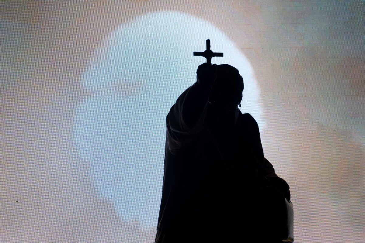 El Exorcista, su versión teatral llega a Colombia con una gran historia de terror La producción de la obra 'El Exorcista', en la cual se ha trabajado alrededor de seis meses, se sumerge en el terror psicológico y en la batalla entre la fe y la oscuridad.