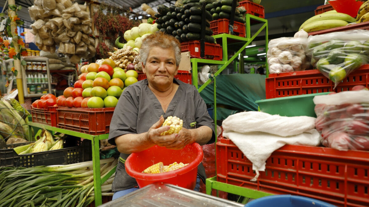 El SENA impulsa la Economía Popular de Colombia El SENA lanzó una estrategia que busca apoyar con capacitación y capital a los dueños de micronegocios y unidades productivas personales. Les contamos: