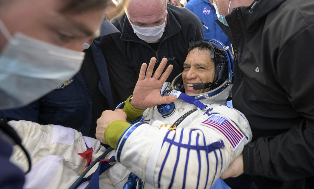 El astronauta Frank Rubio volvió a la tierra luego de pasar 371 días en el espacio 2 El astronauta Frank Rubio volvió a la tierra luego de pasar 371 días en el espacio Frank Rubio se convirtió en el astronauta que más tiempo ha permanecido en el espacio. El hombre completó un total de 371 días en la órbita de la Tierra, y durante la mañana de este miércoles por fin pudo regresar a nuestro planeta.