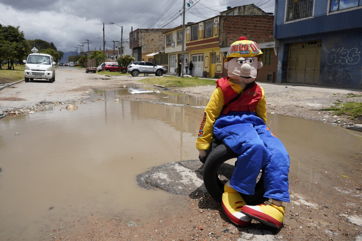 El cráter que aqueja a los habitantes de Kennedy 1 El cráter que aqueja a los habitantes de Kennedy Vuelve el icónico personaje de Q’HUBO que visitaba los barrios de Bogotá en busca de problemas que solucionar y ayudar a las comunidades de las diversas localidades de la ciudad. En esta oportunidad visitó a los habitantes de Kennedy.