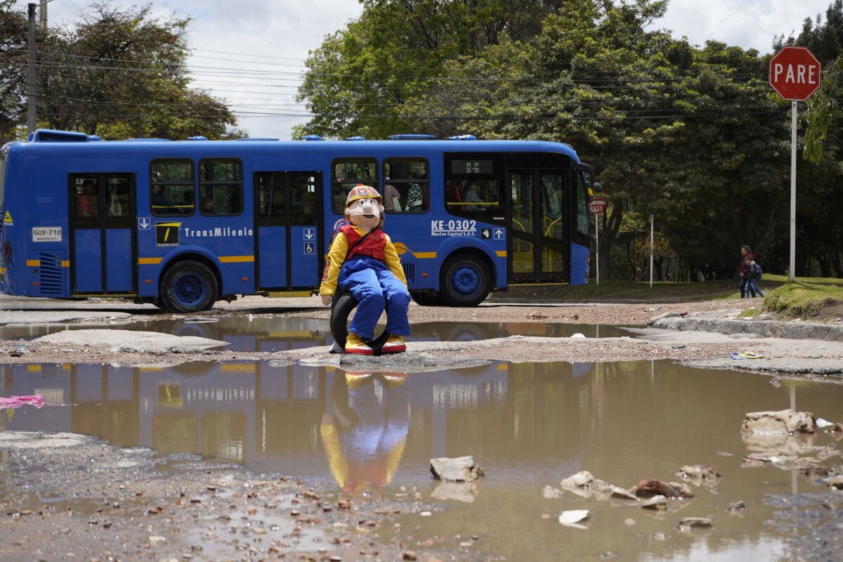 El cráter que aqueja a los habitantes de Kennedy 2 El cráter que aqueja a los habitantes de Kennedy Vuelve el icónico personaje de Q’HUBO que visitaba los barrios de Bogotá en busca de problemas que solucionar y ayudar a las comunidades de las diversas localidades de la ciudad. En esta oportunidad visitó a los habitantes de Kennedy.