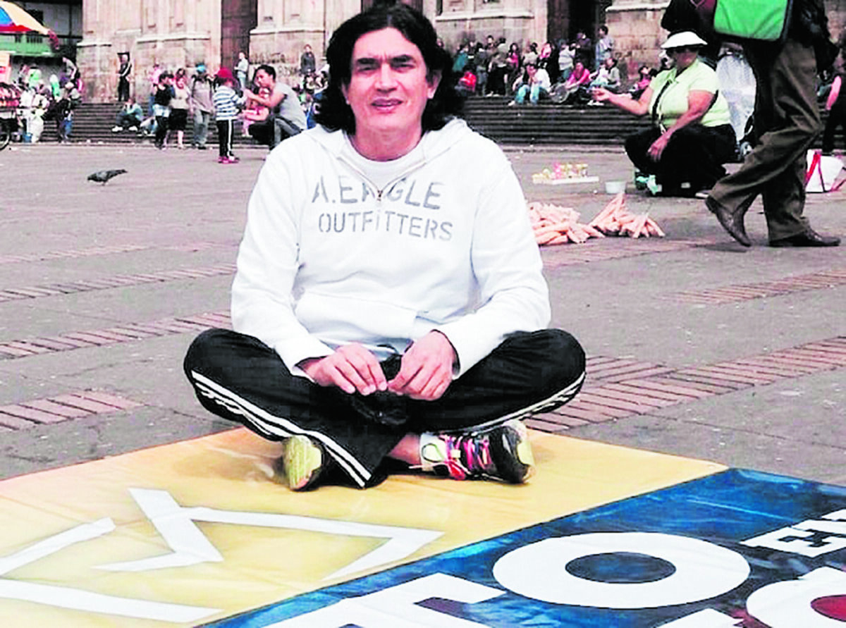 El de 'Pandillas' va por la Alcaldía 1 El de 'Pandillas' va por la Alcaldía Gustavo Bolívar es especialista en abrir el debate, ya sea por sus declaraciones, sus posturas o porque las personas se acuerdan que él fue el autor de ‘Pandillas, guerra y paz’ y ‘Sin tetas no hay paraíso’.