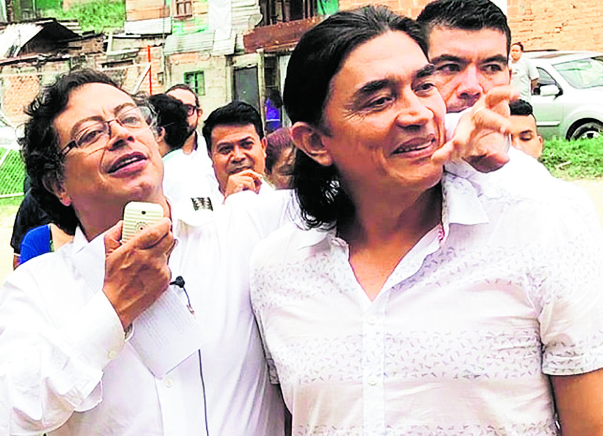 El de 'Pandillas' va por la Alcaldía 3 El de 'Pandillas' va por la Alcaldía Gustavo Bolívar es especialista en abrir el debate, ya sea por sus declaraciones, sus posturas o porque las personas se acuerdan que él fue el autor de ‘Pandillas, guerra y paz’ y ‘Sin tetas no hay paraíso’.