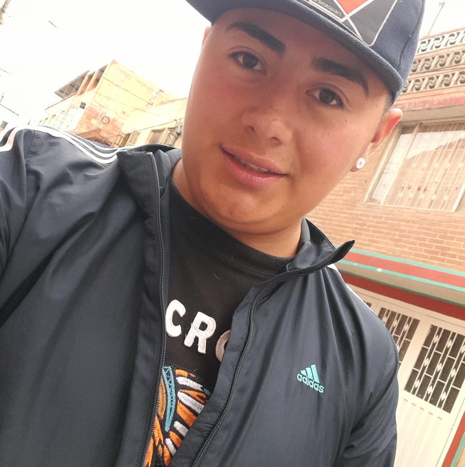 Él era Juan Camilo Castro, el conductor asesinado en Bosa 1 Él era Juan Camilo Castro, el conductor asesinado en Bosa Juan Camilo Castro Céspedes, de 19 años, fue asesinado cuando conducía un vehículo de transporte informal en Bosa. El joven transportaba a una mujer de 33 años y un niño de 7 años, que en las últimas horas falleció debido a un disparo que recibió.