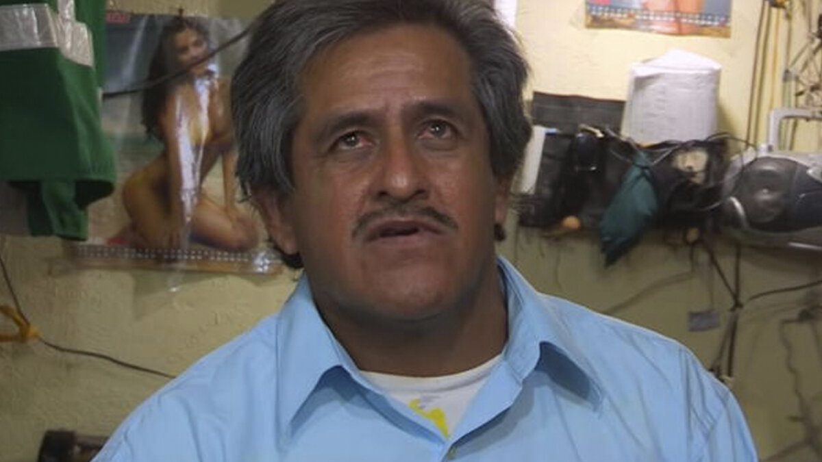 El hombre con el pene más grande del mundo nunca ha tenido novia Su salud está deteriorada por su enorme miembro viril y ha tenido varias complicaciones, como no poder tener relaciones sexuales