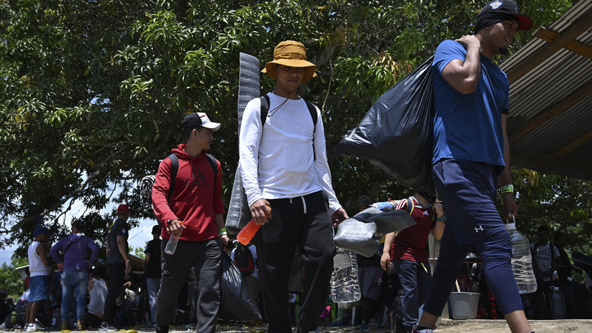 El macabro Tapón cada vez tiene más adeptos 1 El macabro Tapón cada vez tiene más adeptos En cada día de agosto, aproximadamente 2548 personas intentaron cruzar el Tapón del Darién.