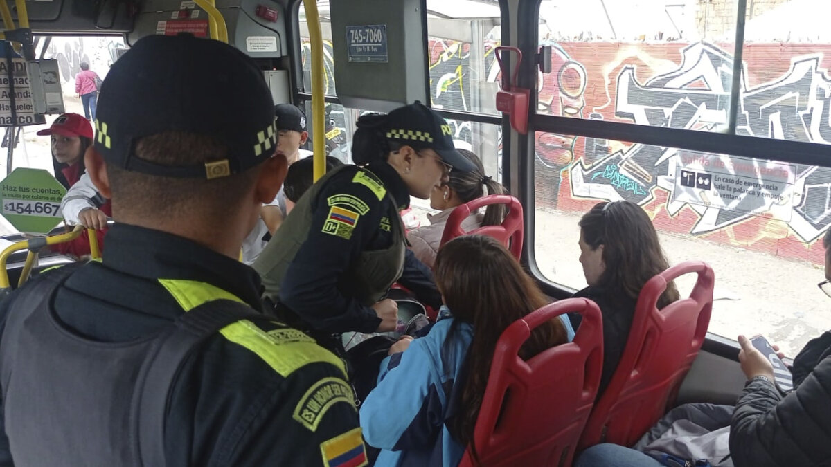 ¡El colmo! Dos mujeres se mechoneraon en un bus del Sitp 2 ¡El colmo! Dos mujeres se mechoneraon en un bus del Sitp Dos mujeres se mechonearon al interior de un bus del Sitp. Vea el video aquí.