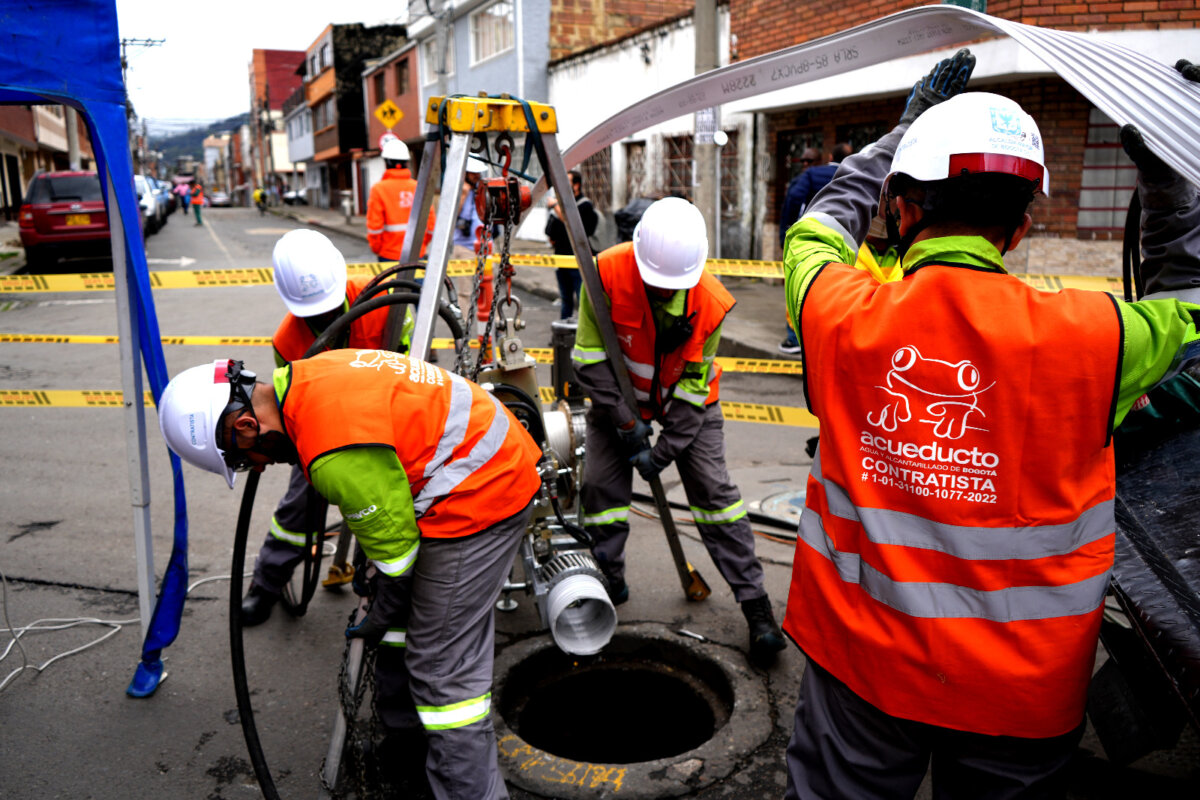 Estos son los cortes de agua programados para el miércoles 1 Estos son los cortes de agua programados para el miércoles Debido a obras de reparación y mantenimiento de las redes de distribución de agua en algunos sectores de la ciudad y para garantizar el suministro continuo a toda la ciudadanía, la Empresa de Acueducto y Alcantarillado de Bogotá (EEAB), suspenderá temporalmente el servicio en diferentes puntos.