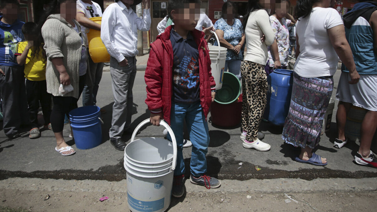 Estos son los cortes de agua programados para mañana Debido a obras de reparación y mantenimiento de las redes de distribución de agua en algunos sectores de la ciudad y para garantizar el suministro continuo a toda la ciudadanía, la Empresa de Acueducto y Alcantarillado de Bogotá (EEAB), suspenderá temporalmente el servicio en diferentes puntos.