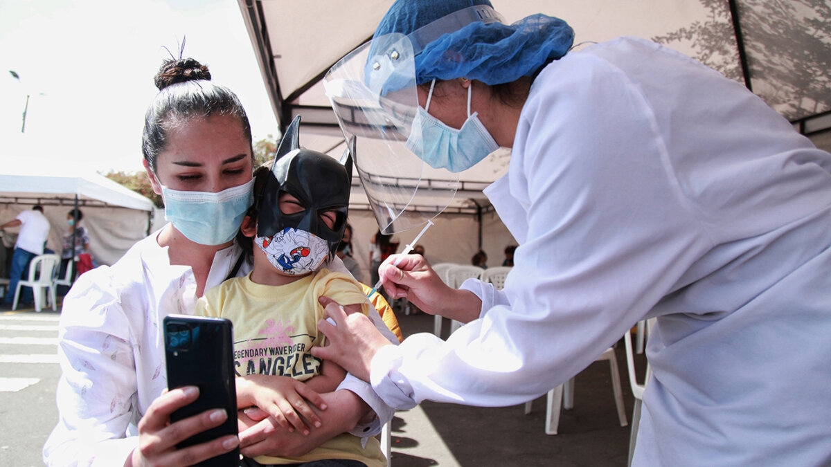 Estos son los riesgos a los que se expone su hijo con las nuevas variantes de Covid-19 Colombia se enfrenta a un momento crucial frente a la lucha contra el COVID-19, y más aún con el anuncio de la nueva variante del virus, Eris o EG.5. Sin embargo, la buena noticia es que el Ministerio de Salud y Protección Social, por medio de la Resolución 986, autorizó la vacunación pediátrica para niños y niñas de 6 meses a 2 años, 11 meses y 29 días, permitiendo así que esté grupo etario pueda estar protegido del virus.