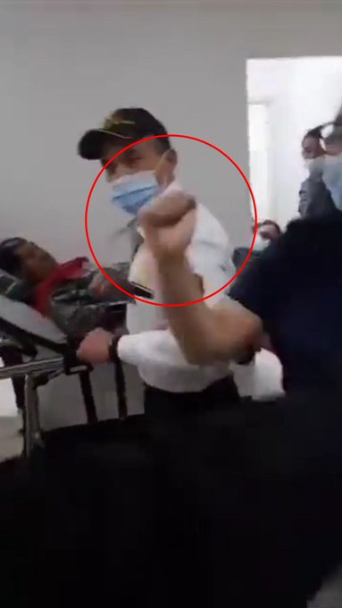 EN VIDEO: Paciente se fue a puño limpio con dos celadores en el Hospital Simón Bolívar 2 EN VIDEO: Paciente se fue a puño limpio con dos celadores en el Hospital Simón Bolívar
