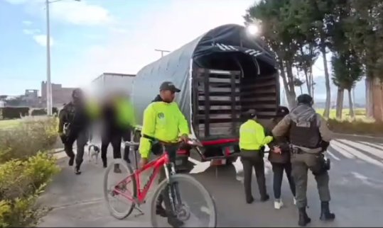 Cayeron 'Los Facheros', dedicados a la venta de estupefacientes en Soacha 3 Cayeron 'Los Facheros', dedicados a la venta de estupefacientes en Soacha La Policía Metropolitana de Soacha informó la captura de cuatro delincuentes que hacían parte de la banda criminal conocida como 'Los Facheros', quienes se dedicaban a la venta de estupefacientes en Soacha y Sibaté.