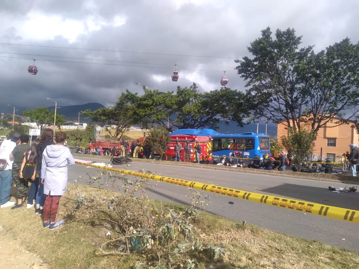 Así fue el fatídico fin de pareja en Ciudad Bolívar 1 Así fue el fatídico fin de pareja en Ciudad Bolívar El reloj marcaba las 3 de la tarde del lunes, el bullicio y la algarabía que se escuchaba por la salida del portal Tunal fue repentinamente silenciado por el trágico accidente de tránsito que dejó perplejos a los transeúntes y residentes del barrio Casa Linda (en Ciudad Bolívar). En la Avenida Villavicencio (Calle 61 sur) con Carrera 19, una joven pareja que transitaba por el lugar en una motocicleta perdió la vida.