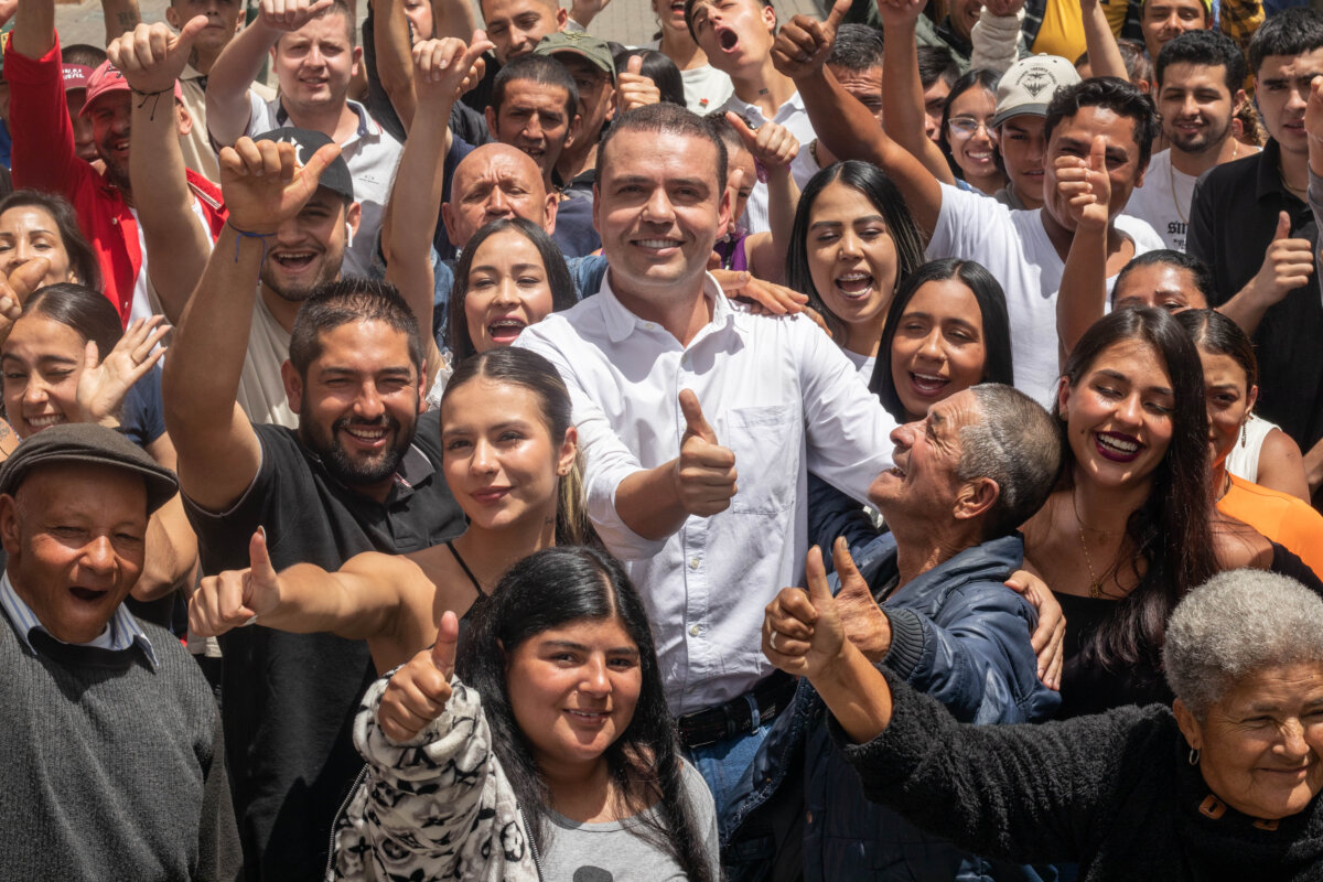 "Yo nunca he militado en ningún partido de izquierda": Fernando Valencia 1 "Yo nunca he militado en ningún partido de izquierda": Fernando Valencia Fernando Valencia, o como lo conoce el pueblo de Rionegro, 'Tola', se lanzó a la candidatura de la Alcaldía de Rionegro por segunda vez, pues está convencido de que puede ser la persona que pueda impulsar al municipio, pero pensando desde la gente, pensando desde los ciudadanos, después de todo, para él siempre es "Primero la Gente".