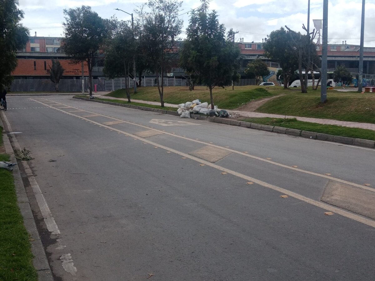 Ferney, el joven asesinado y abandonado en un parque de Bosa Ferney Gil Vega, de 19 años, fue hallado muerto y envuelto entre cobijas, en un parque de Bosa. Tenía varias puñaladas y signos de tortura.