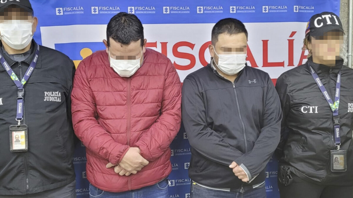 Fiscalía envió a la cárcel a dos implicados en el escándalo de chuzadas de Laura Sarabia Un juez de Control de Garantías envió a la cárcel a dos personas implicadas en el caso de las chuzadas a las comunicaciones de Marelbys Meza, exempleada de quien era la jefe del gabinete presidencial, Laura Sarabia.