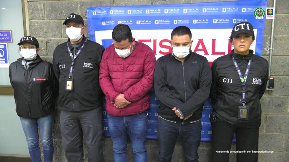 Fiscalía envió a la cárcel a dos implicados en el escándalo de chuzadas de Laura Sarabia Un juez de Control de Garantías envió a la cárcel a dos personas implicadas en el caso de las chuzadas a las comunicaciones de Marelbys Meza, exempleada de quien era la jefe del gabinete presidencial, Laura Sarabia.