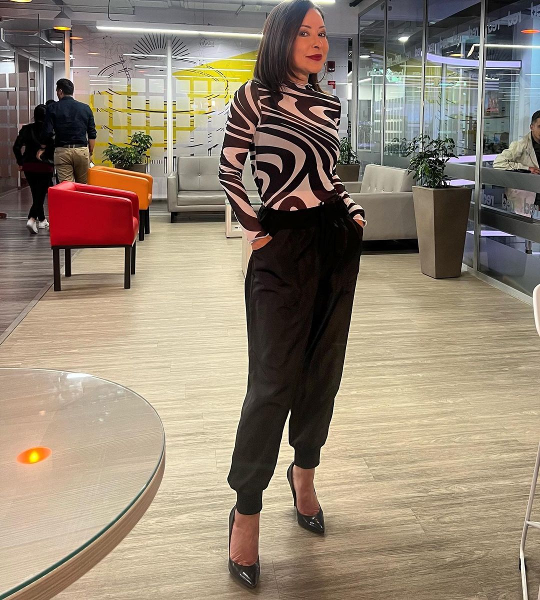 “Me siento la consentida de la casa”, Flavia Dos Santos 1 “Me siento la consentida de la casa”, Flavia Dos Santos La brasileña Flavia Dos Santos es quizás la sexóloga más famosa en Colombia. Su forma de hablar, sin pelos en la lengua, la ha ayudado a ganarse un espacio entre el público colombiano y ahora la llevó a tener su propio programa matutino en uno de los canales nacionales: RCN.