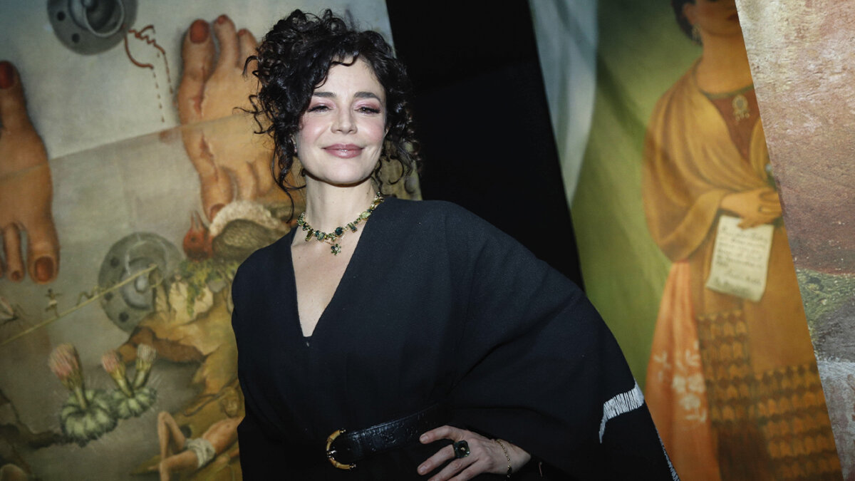 Flora Martínez se deja seducir por la dirección Ya son 30 años de actividades artísticas las que cumple Flora, toda una experiencia que ahora pone al servicio de la dirección de su primer largometraje, el cual también protagonizará al interpretar a una mujer sorda que se dedica al cultivo de cacao en San Vicente de Chucurí (Santander), considerada la ‘Capital Cacaotera de Colombia’.