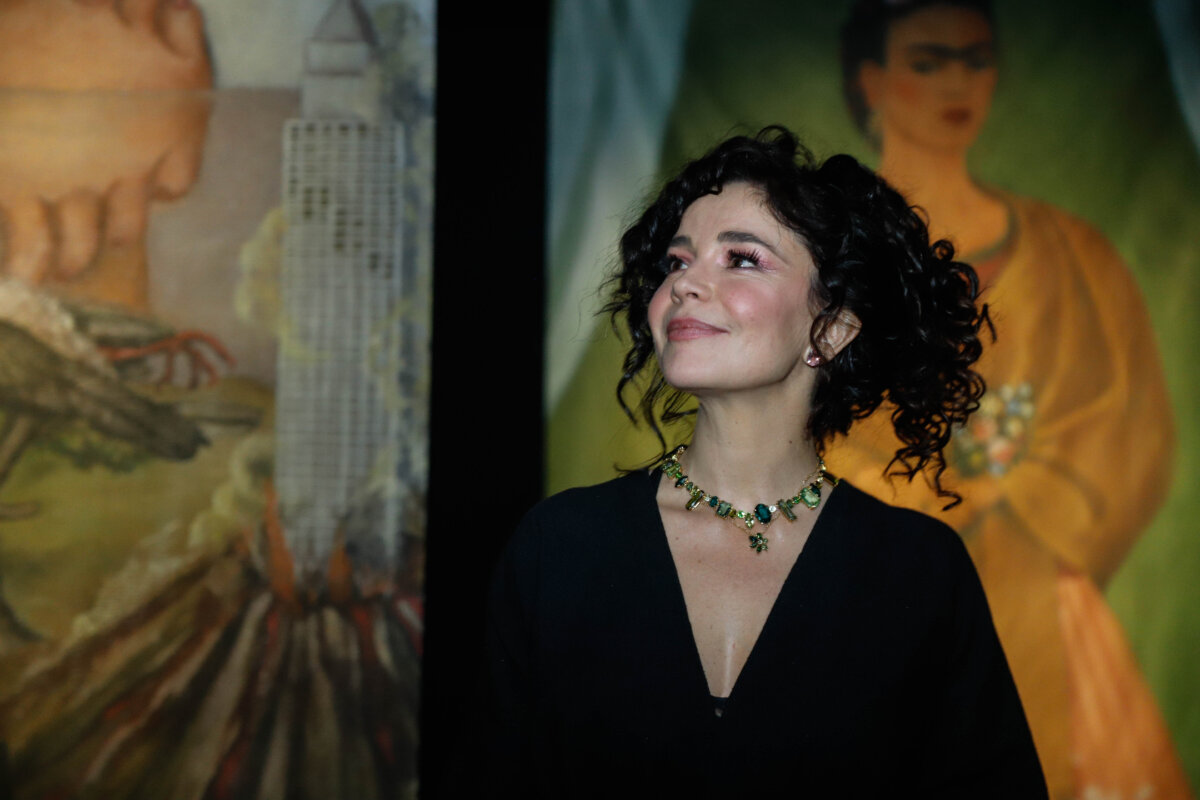 Flora Martínez se deja seducir por la dirección 1 Flora Martínez se deja seducir por la dirección Ya son 30 años de actividades artísticas las que cumple Flora, toda una experiencia que ahora pone al servicio de la dirección de su primer largometraje, el cual también protagonizará al interpretar a una mujer sorda que se dedica al cultivo de cacao en San Vicente de Chucurí (Santander), considerada la ‘Capital Cacaotera de Colombia’.