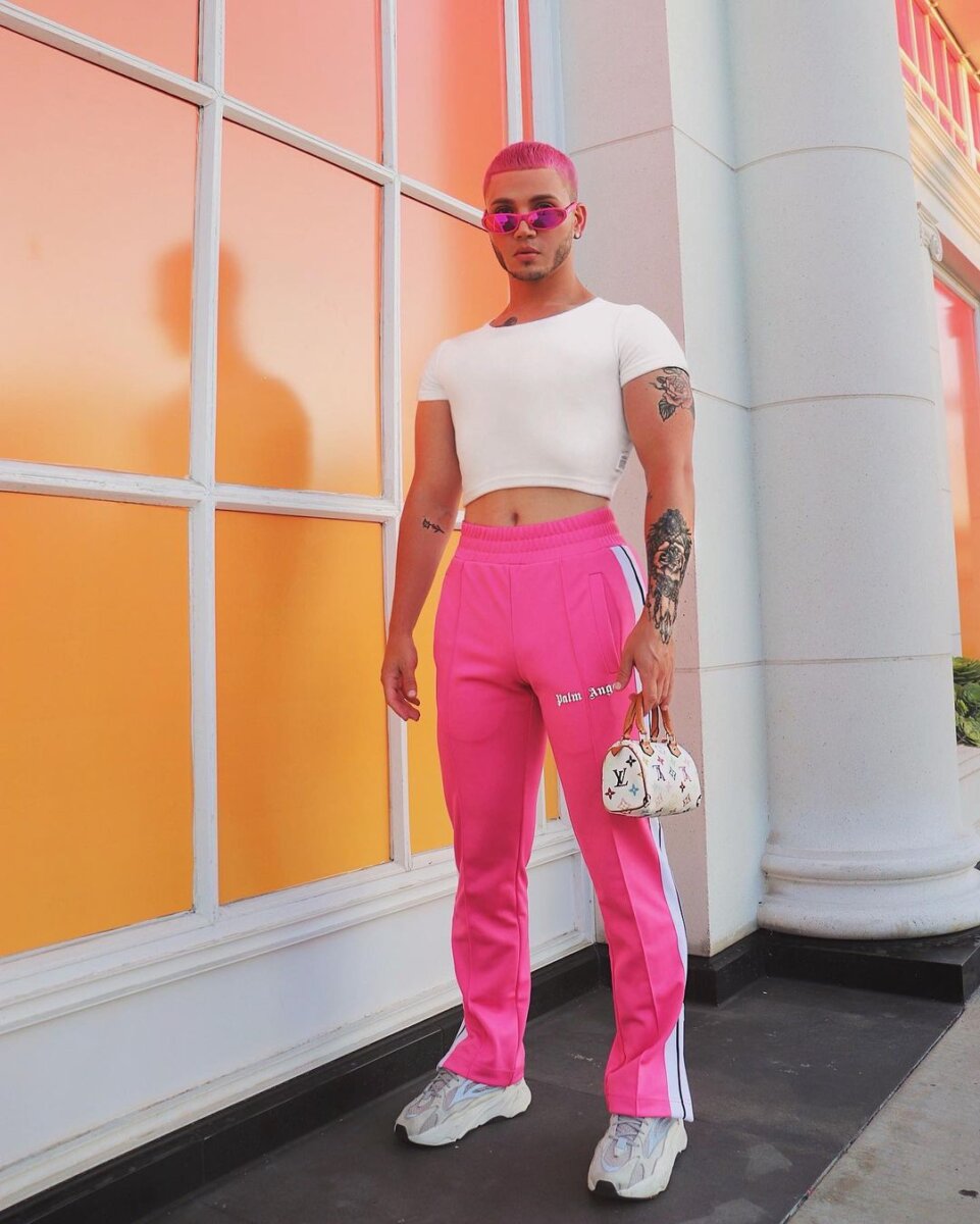 Glúteos al Estilo Kardashian: joven gastó sus ahorros en cirugías para ser un Ken humano 1 Glúteos al Estilo Kardashian: joven gastó sus ahorros en cirugías para ser un Ken humano Cory Hall, un joven de 29 años residente en Los Ángeles, Estados Unidos, ha tomado medidas drásticas para transformarse en su propia versión del famoso muñeco Ken de Mattel y la estrella de la realidad Kim Kardashian. Hall, quien se autodenomina como un “Ken humano con glúteos al estilo Kardashian”, ha invertido aproximadamente 100.000 dólares (equivalente a unos 400 millones de pesos colombianos) en cirugías plásticas para lograr su look “impactante y sofisticado”.