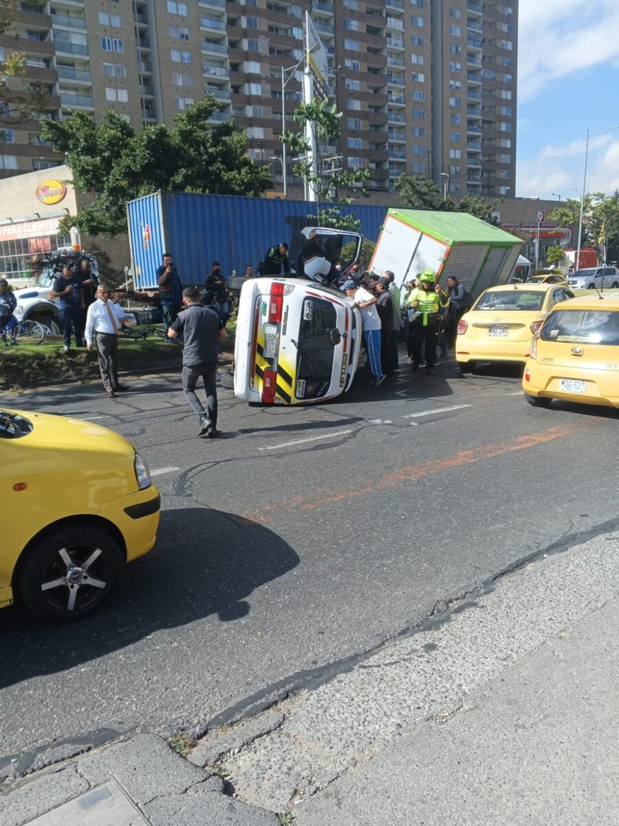 Grave accidente: ruta escolar se volcó tras chocar con un camión 1 Grave accidente: ruta escolar se volcó tras chocar con un camión En horas de la mañana se presentó un aparatoso accidente entre una ruta escolar y un camión en la localidad de Engativá.