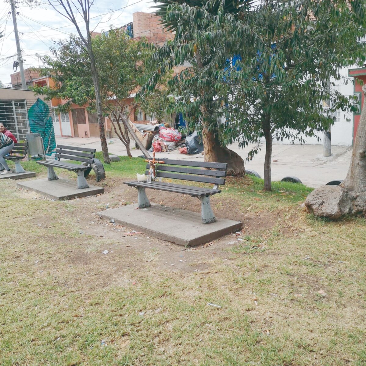 Hallan cuerpo en banca de parque público de Kennedy La mañana de este sábado vecinos de la Supermanzana 12, en Kennedy, se despertaron con una amarga noticia. Y es que desde las primeras horas de la mañana se percataron de que en un pequeño parque del lugar se escuchaban gritos y lamentaciones de varias personas, hecho que los hizo salir de sus casas para ver qué estaba pasando. Resultó que en un pequeño parque la comunidad había encontrado el cuerpo sin vida de un vecino del barrio de unos 60 años. Se presume que fueron causas naturales.
