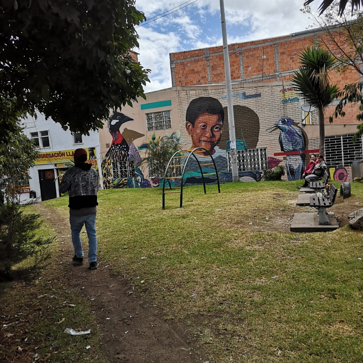 Hallan cuerpo en banca de parque público de Kennedy La mañana de este sábado vecinos de la Supermanzana 12, en Kennedy, se despertaron con una amarga noticia. Y es que desde las primeras horas de la mañana se percataron de que en un pequeño parque del lugar se escuchaban gritos y lamentaciones de varias personas, hecho que los hizo salir de sus casas para ver qué estaba pasando. Resultó que en un pequeño parque la comunidad había encontrado el cuerpo sin vida de un vecino del barrio de unos 60 años. Se presume que fueron causas naturales.