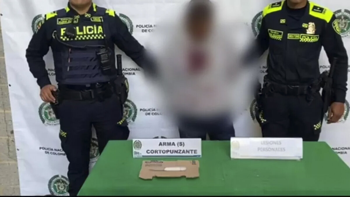 Hombre persiguió con un cuchillo y apuñaló a su expareja en Engativá Este fin de semana se registró un nuevo caso de violencia contra la mujer en las calles de Bogotá, pues un hombre que portaba un cuchillo persiguió por la calle a su expareja sentimental y la apuñaló en varias ocasiones.