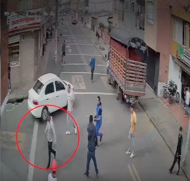 Hombre persiguió con un cuchillo y apuñaló a su expareja en Engativá Este fin de semana se registró un nuevo caso de violencia contra la mujer en las calles de Bogotá, pues un hombre que portaba un cuchillo persiguió por la calle a su expareja sentimental y la apuñaló en varias ocasiones.