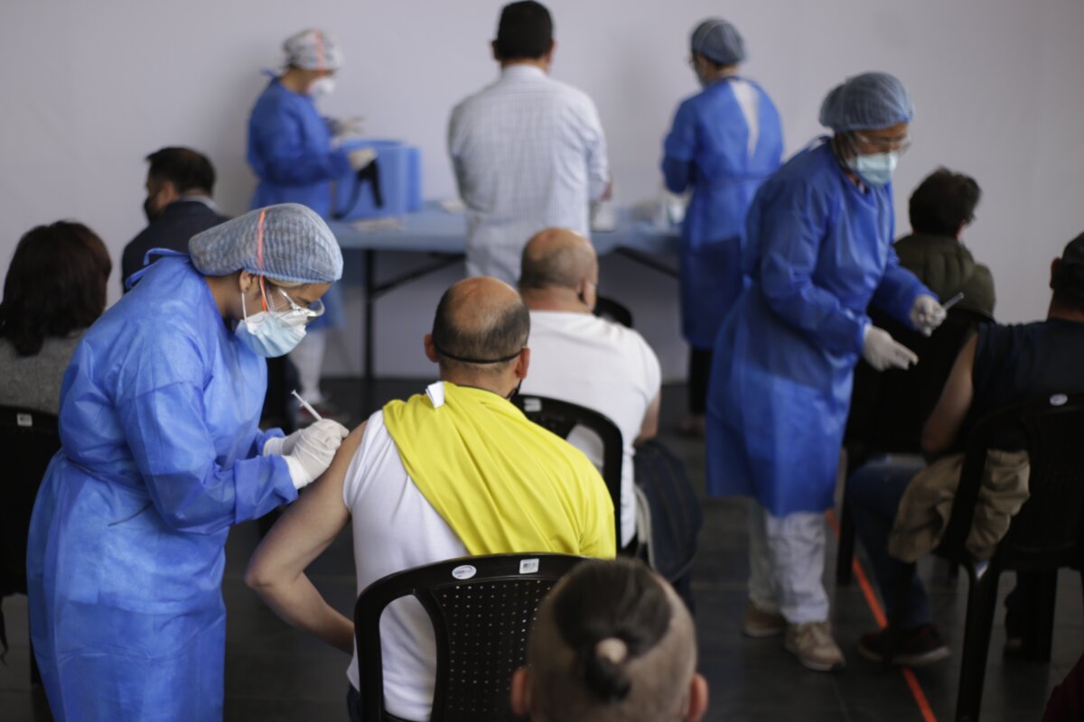 Hombres, a vacunarse contra el VPH Tras una reunión de médicos y científicos del Comité Nacional de Inmunización, se llegó a la conclusión de que Colombia debe empezar a vacunar a los hombres contra el Virus del Papiloma Humano (VPH), el cual contagia el torrente sanguíneo y es causante de varios tipos de cáncer.