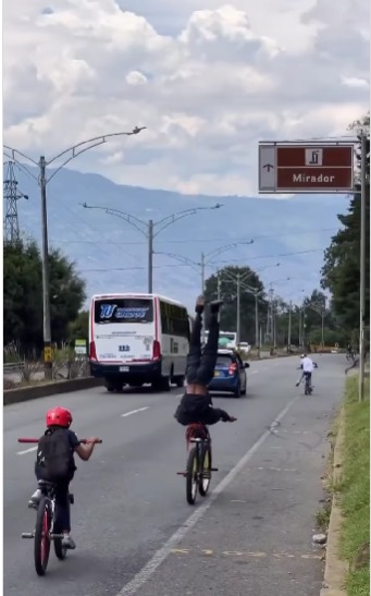 Imprudente: Joven ciclista manejó de cabeza por una vía bastante transitada 1 Imprudente: Joven ciclista manejó de cabeza por una vía bastante transitada En las redes sociales se ha hecho viral un video que ha despertado múltiples reacciones en redes sociales, pues se puede ver a un grupo de ciclistas bajando de manera imprudente una importante vía de Medellín, lo que ha llamado la atención es que entre ellos, hay uno que va conduciendo su bicicleta mientras está de cabeza.