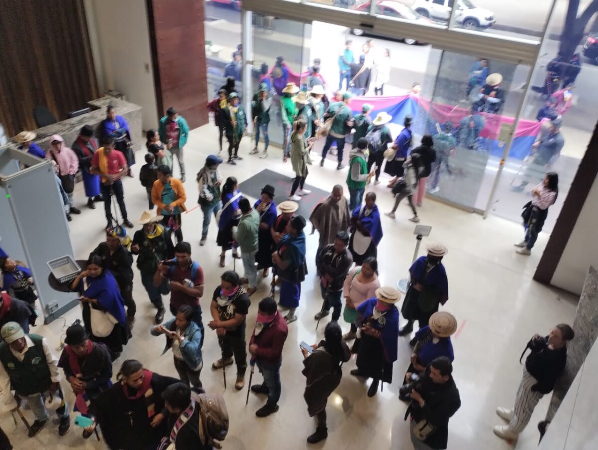 Indígenas rompieron vidrios y se metieron a la fuerza al edificio de Semana Un grupo de indígenas ingresó de manera violenta a las instalaciones de Semana.
