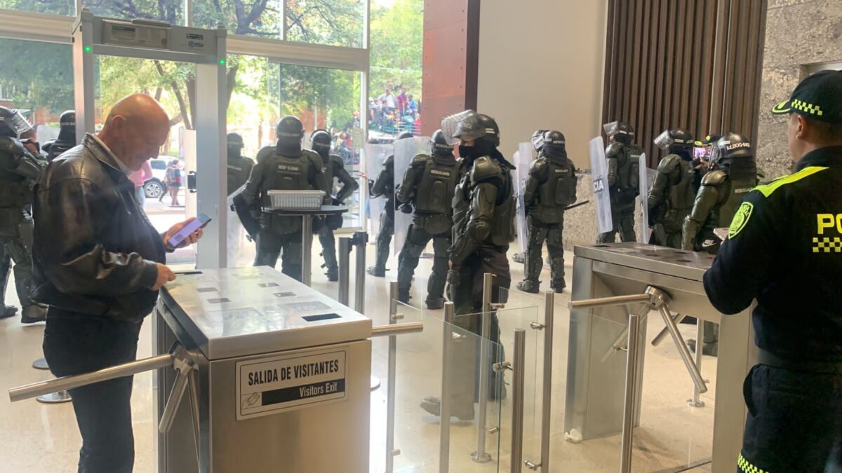 Indígenas rompieron vidrios y se metieron a la fuerza al edificio de Semana Un grupo de indígenas ingresó de manera violenta a las instalaciones de Semana.