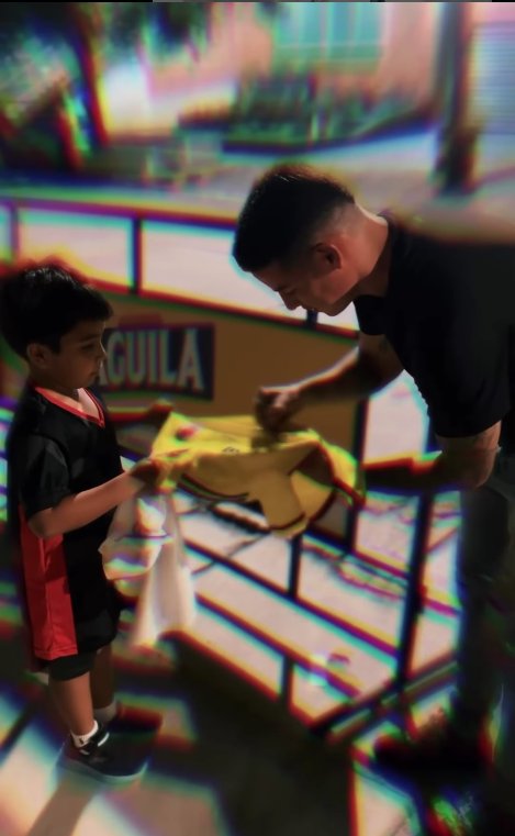 ¡Qué ternura! James Rodríguez y su promesa a un niño que lo esperó por varias horas en Barranquilla Esta fue la promesa que le hizo James Rodríguez a un niño que lo espero varias horas en Barranquilla.