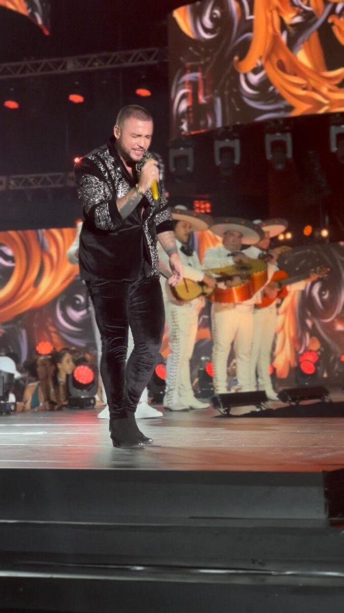 Así fue el beso de Jessi Uribe con otra mujer En medio de uno de sus conciertos, Jessi Uribe terminó su show besándose con una mujer, lo que para muchos sería el 'karma' de Paola Jara.