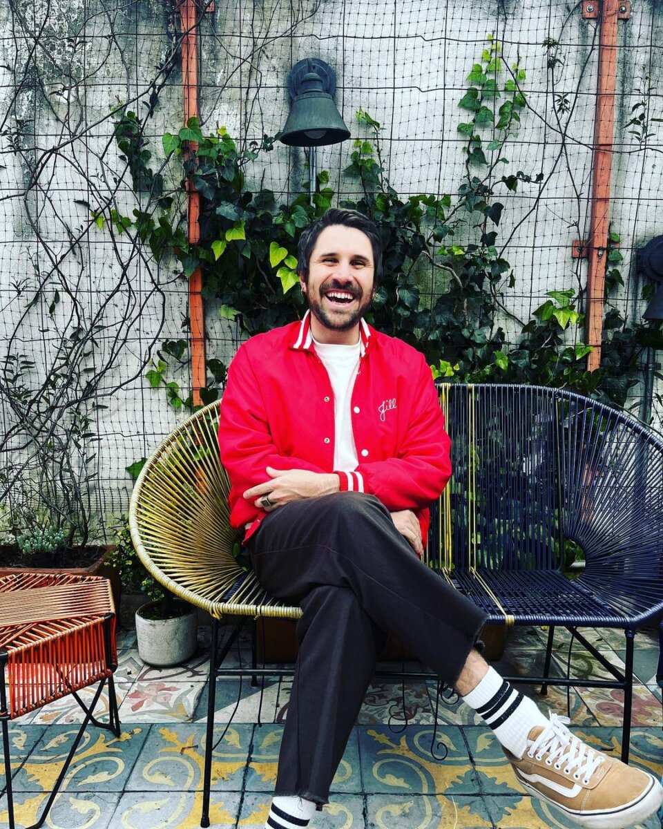 Juan Pablo Vega: el artista cautivador Juan Pablo Vega es uno de los artistas independientes más respetados de Latinoamérica. Este bogotano se ha mantenido vigente durante 10 años con una apuesta musical donde la experimentación y la composición, desde la honestidad de su ser, van de la mano.