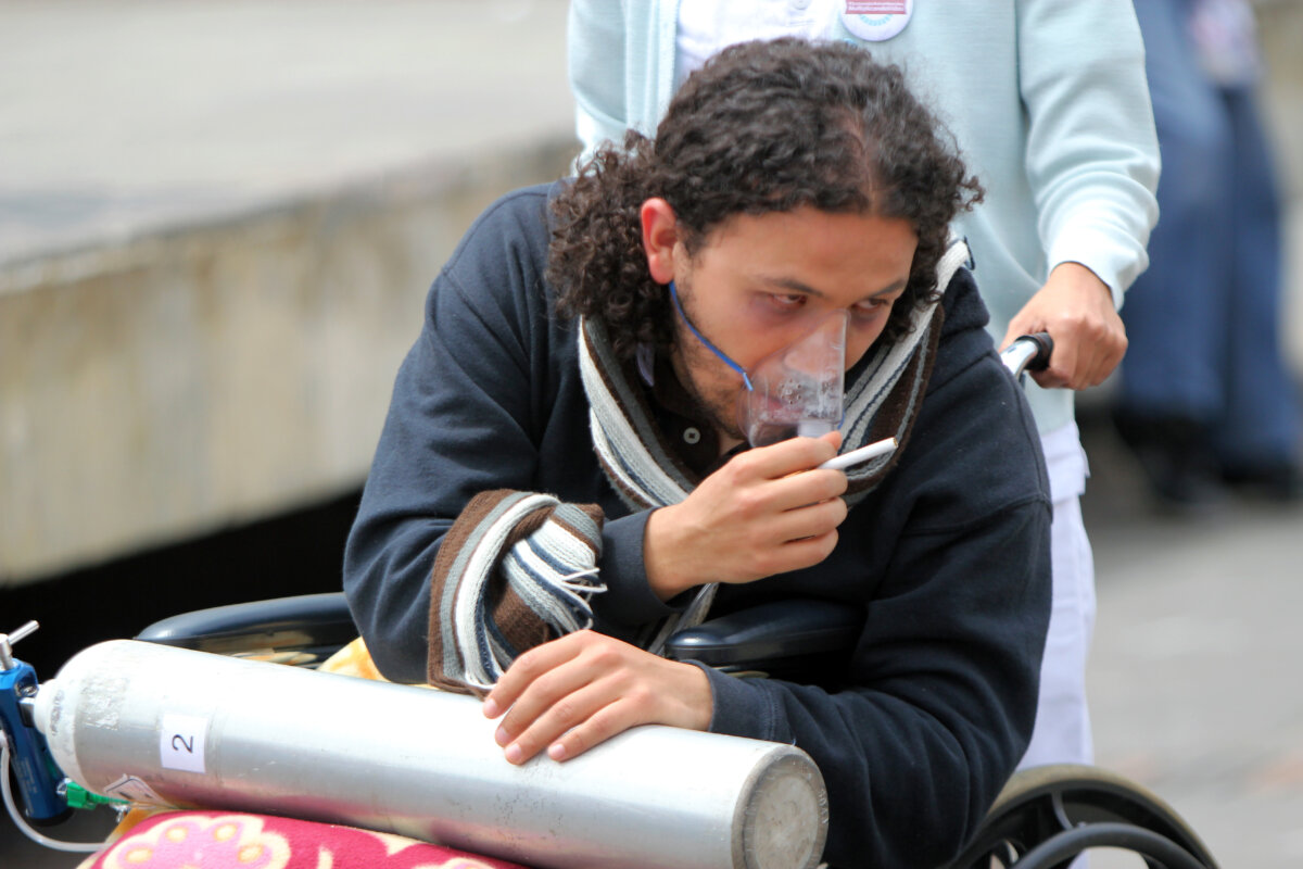 La OMS recomienda prohibir fumar y vapear en centros educativos La Organización Mundial de la Salud (OMS) ha recomendado prohibir fumar y vapear en los centros educativos, así como prohibir la venta de nicotina y productos de tabaco cerca de las escuelas con el objetivo de ayudar a proteger la salud de niños y adolescentes.
