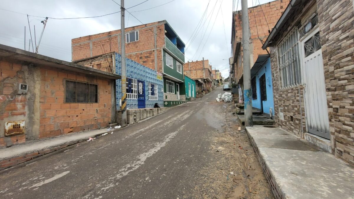 La historia detrás del agresor de Ciudad Bolívar: hablamos con sus padres Esta es la historia detrás del sujeto que apuñaló a una mujer en el barrio Mochuelo Bajo, en Ciudad Bolívar. Su familia cuenta que la pesadilla inició cuando el hombre comenzó a consumir vicio a los 14 años.