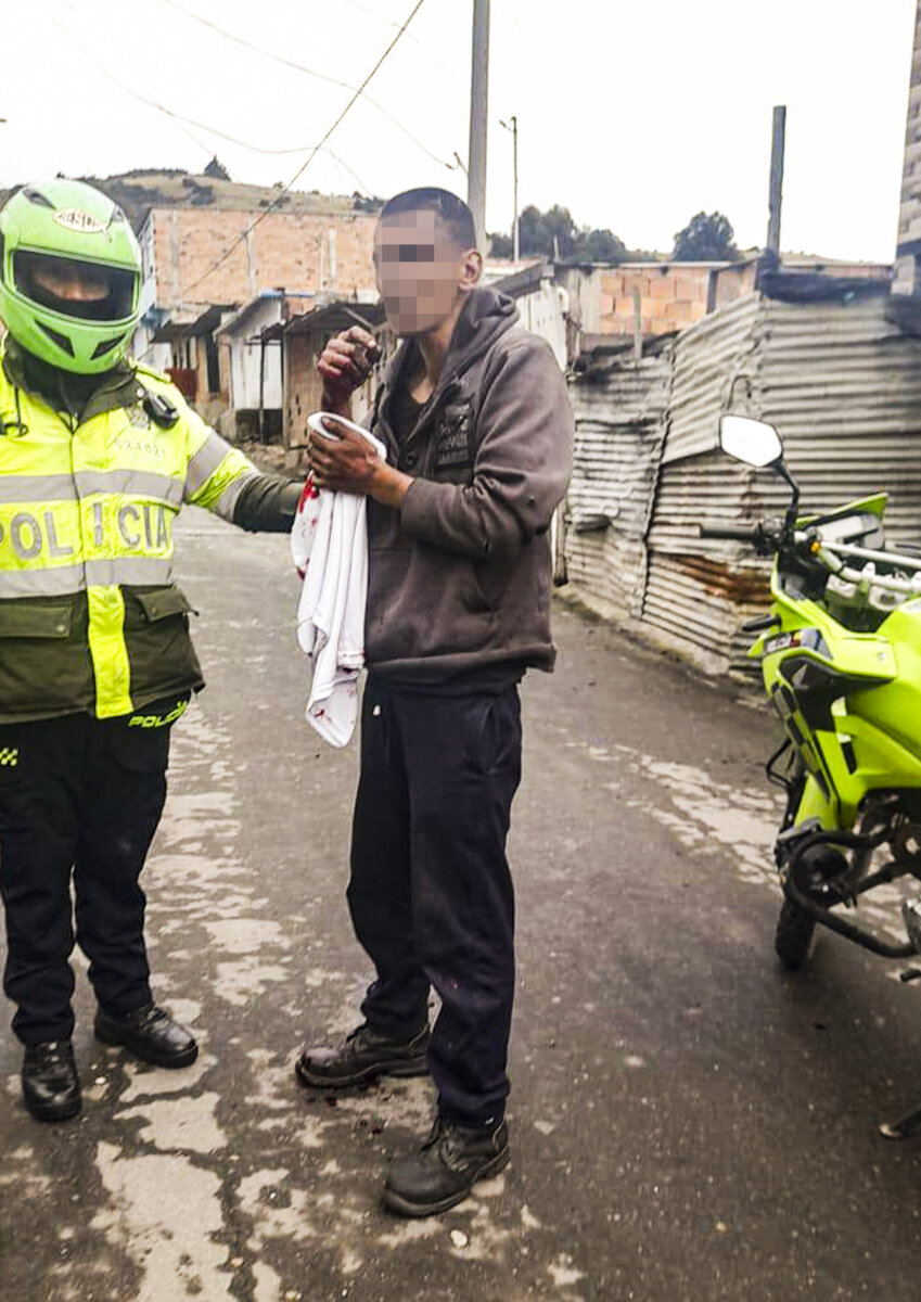La historia detrás del agresor de Ciudad Bolívar: hablamos con sus padres Esta es la historia detrás del sujeto que apuñaló a una mujer en el barrio Mochuelo Bajo, en Ciudad Bolívar. Su familia cuenta que la pesadilla inició cuando el hombre comenzó a consumir vicio a los 14 años.