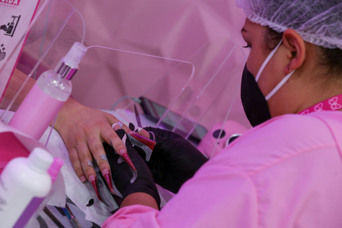 Las formas correctas de quitarse el semipermanente Las mujeres sabemos que el manicure tradicional ya no es la opción más apetecida a la hora de mantener las uñas organizadas, desde que llegaron las semipermanentes. En esta nueva modalidad, que en realidad ya no es tan nueva, el diseño es secado en una lámpara y hecho con esmaltes en gel que ayudan a que el maquillaje dure 20 días o hasta un mes. 