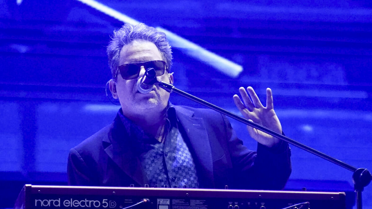 Le dio la pálida: Andrés Calamaro se retiró del escenario de Cordillera antes de tiempo El cantautor argentino Andrés Calamaro tuvo que retirarse del escenario antes de tiempo, cuando estaba presentándose en el Festival Cordillera.