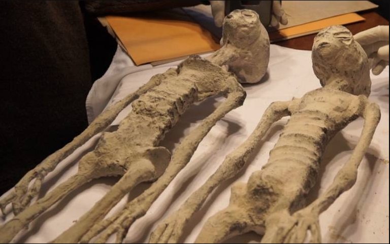 Los secretos de las momias más reconocidas A lo largo de la vida humana en la tierra, las momias conservan toda una historia de lugares que existieron y de personajes históricos importantes; sin embargo, muchas de ellas esconden un gran misterio. Por eso, en esta edición de Q’HUBO traemos las cuatro momias más famosas en todo el mundo; hay desde extraterrestres a momias malditas, estás son sus historias.