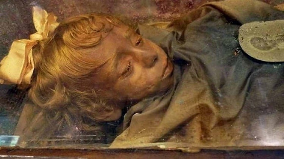 Los secretos de las momias más reconocidas A lo largo de la vida humana en la tierra, las momias conservan toda una historia de lugares que existieron y de personajes históricos importantes; sin embargo, muchas de ellas esconden un gran misterio. Por eso, en esta edición de Q’HUBO traemos las cuatro momias más famosas en todo el mundo; hay desde extraterrestres a momias malditas, estás son sus historias.