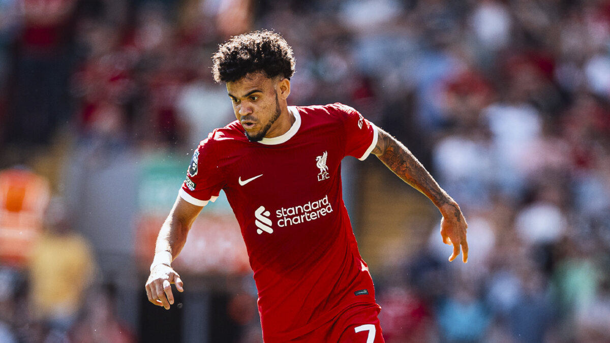 Luis Díaz está entre los jugadores que más camisetas vende en el Liverpool 1 Luis Díaz está entre los jugadores que más camisetas vende en el Liverpool Durante las últimas horas, el Liverpool Football Club ha dado a conocer el listado de las 10 camisetas más vendidas en cuanto al equipo masculino, y una sorpresa notable es la destacada presencia del futbolista colombiano, Luis Díaz.
