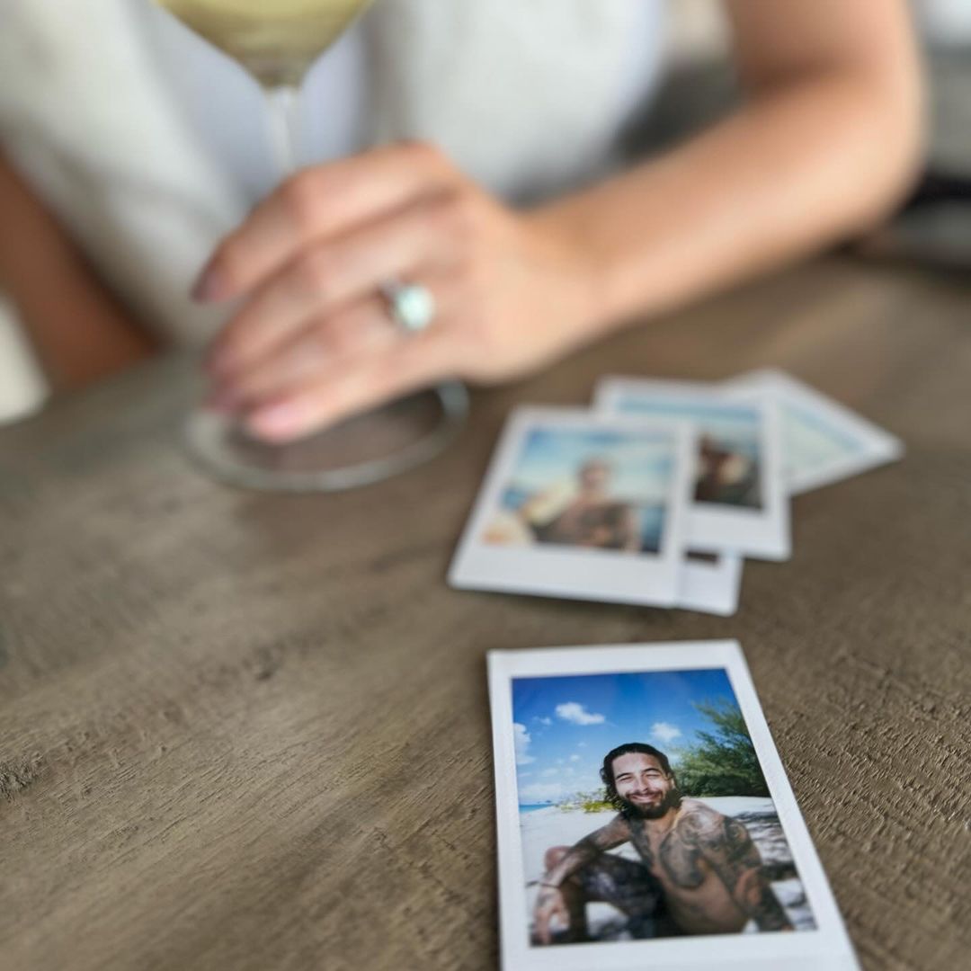 ¿Maluma se casa? Estas fotos revelarían su compromiso 1 ¿Maluma se casa? Estas fotos revelarían su compromiso Estas fotos confirmarían el compromiso de Maluma con su novia, Susana Gómez.