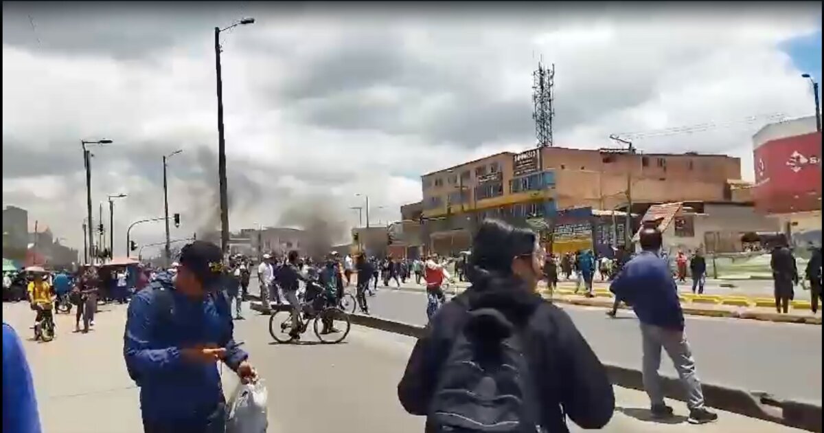 Manifestantes cogieron a piedra un camión de los Bomberos en Patio Bonito Manifestantes agarraron a piedra un camión del Cuerpo Oficial de Bomberos en Patio Bonito.