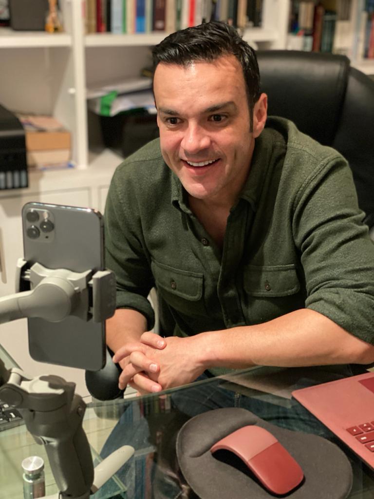 “Me manosearon”, Juan Diego Alvira contó la incómoda situación que vivió en un bus 1 “Me manosearon”, Juan Diego Alvira contó la incómoda situación que vivió en un bus Juan Diego Alvira, famoso periodista colombiano, compartió un desagradable incidente que experimentó en TransMilenio durante un informe especial.