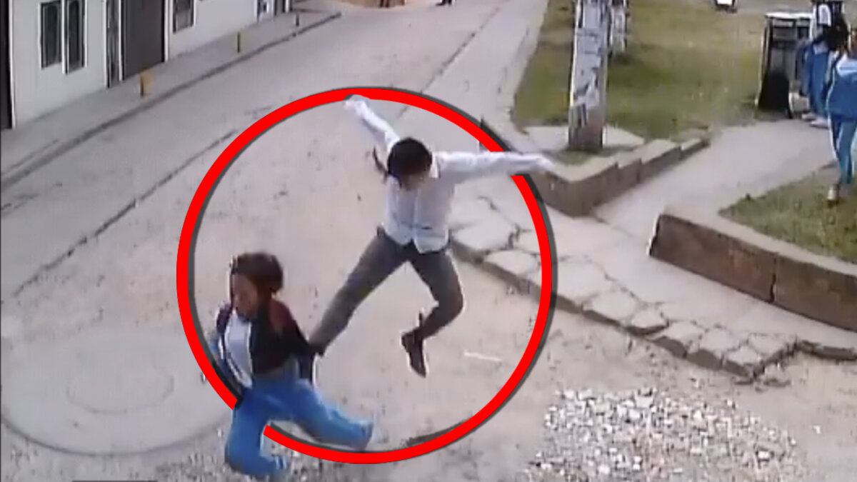 Menor de 13 años golpeó a dos niñas en un parque de Kennedy En un video quedó captado el momento en el que un niño de 13 años agrede violentamente a una niña en un parque del sector de Brasilia, en Kennedy.